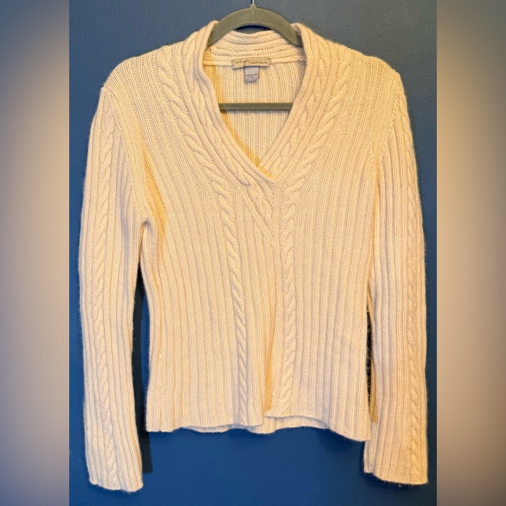 Kinross cashmere luxe ivory cable v-neck sweater ✨